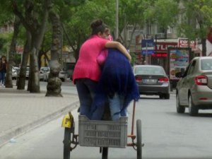 Elektrik Bisiklet Üzerinde Araçlar Arasında Tehlikeli Yolculuk