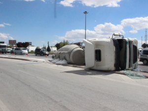 Devrilen tırın altında kalan bisikletin sürücüsü ağır yaralandı