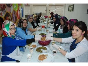 60 Kadın, Dolma Rekorunu Kırmak İçin Kolları Sıvadı