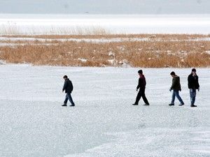 Buzla kaplı göl üzerinde tehlikeli oyun