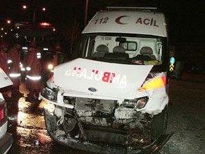 Hasta taşıyan ambulans kaza yaptı