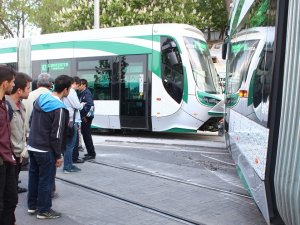Tramvay yine raydan çıktı!