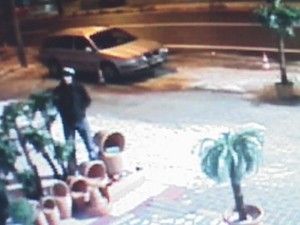 Hırsızlar bu kez çiçek çaldı