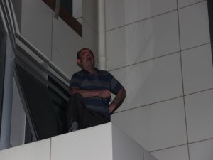 Diş muayenesi için gittikleri binada kilitli kaldılar