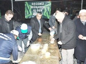 Meram Belediyesi cemaate helva ikramında bulundu