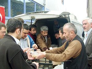 Kutlu Doğum’da sanayiciye aşure ikramı