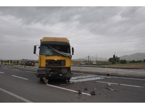 Kamyon traktöre  çarptı:1 ölü