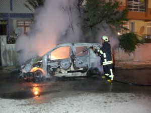 Konya'da park halindeki hafif ticari araç yandı