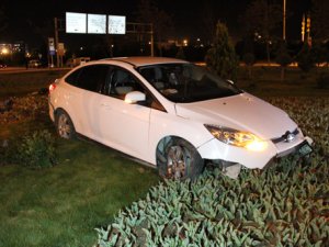 Konya'da otomobil kaldırıma çarptı: 7 yaralı