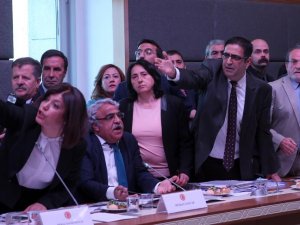 HDP'liler komisyonu gerilla marşıyla terk etti