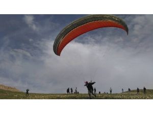 Tut’ta Yamaç Paraşütü Sezonu Açıldı