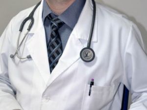 Doktora usulsüz ilaç yazdırmak istedi