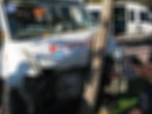 Öğrenci servisi elektrik direğine çarptı: 6 yaralı