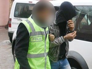 Polisi görünce çaldıkları altınları atıp kaçmaya çalıştılar