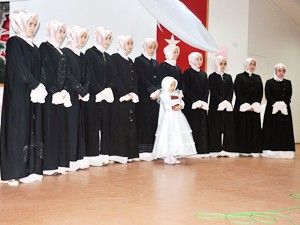 Hafızlığını tamamlayan kız öğrencilere hafızlık tacı takıldı