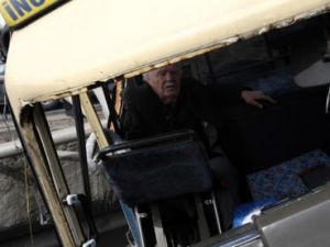 Minibüsün yolcularından biri alt yola düştü