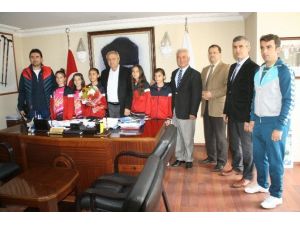 Devrekli Badminton Sporcuları Belediye Başkanı Semerci’ye Ziyarette Bulundular.