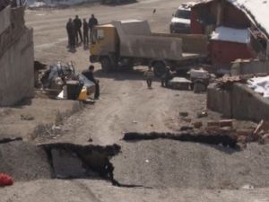 Zemini kayan mahalle boşaltılıyor