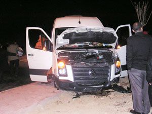 Minibüs refüje çarptı: 12 yaralı