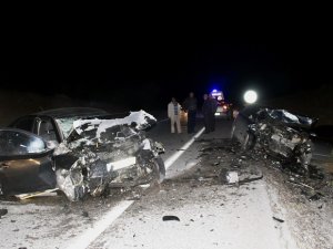 İki Otomobil Kafa Kafaya Çarpıştı: 4 Yaralı