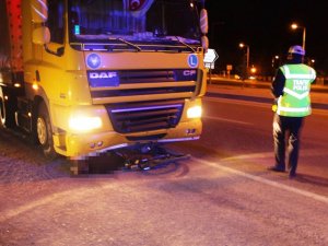 Tır’ın Altında Kalan Bisikletli Hayatını Kaybetti