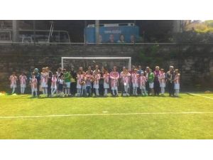Anneler Ve Oğulları Futbol Maçında Buluştu