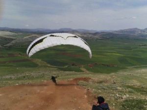 Diyarbakır’da Yamaç Paraşütü Yarışması Yapıldı