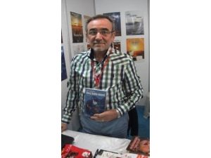 Eskişehirli Yazar-şair Ahmet Taşçıoğlu Yeni Kitabını İmzaladı