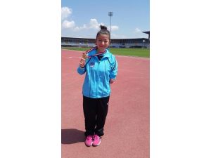 Kağıtsporlu Gülsün, 100 Metrede Türkiye Şampiyonu Oldu