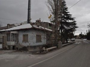 Ev yolun ortasında kaldı