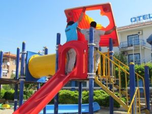 Çeşme’de Çocuk Oyun Parkları Yenileniyor