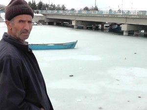Balıkçılar göldeki buzlanmanın çözülmesini bekliyor