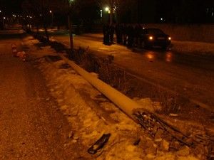 Kayan otomobil aydınlatma direğini devirdi