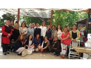 Ak Partili Kadınlar ‘anneler Gününü’ Kutladı