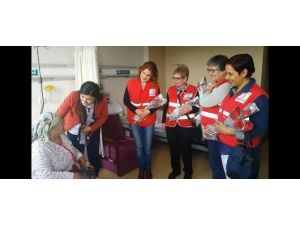 Türk Kızılayı Eskişehir Kadın Kolları’ndan Anneler Günü’nde Hastane Ziyareti