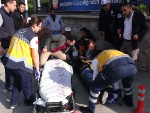 Elektrikli Bisiklet Otomobile Çarptı: 2 Yaralı