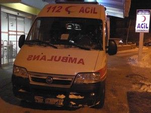 Ambulanslar tipiden yolda mahsur kaldı