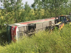 Tur otobüsü devrildi: 4 ölü, 27 yaralı