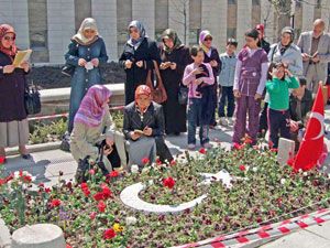 Yazıcıoğlu’nu kabri başında yâdettiler