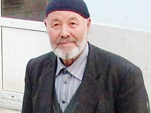 Yaşlı adamı köpük sıkarak dolandırdılar