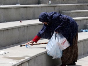 Atık şişe toplayan nenenin ceza endişesi