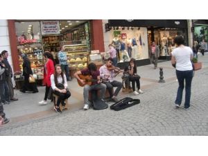 Sokak Müzisyenleri Dinleyenleri Mest Ediyor