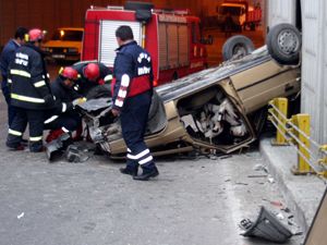 Otomobil alt geçide uçtu, 2 kişi ölümden döndü