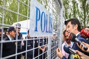 Sinan Oğan polislerle karşı karşıya