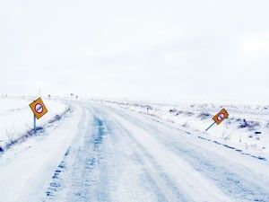 Çeltik ve Yunak'taki trafik levhaları tehlike saçıyor