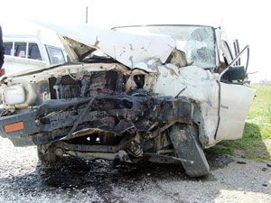 Belediye otobüsü kamyonetle çarpıştı