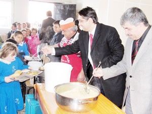 Kaymakam ve İlçe Milli Eğitim Müdürü yemek dağıttı