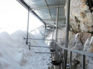 Hadim'de yağan kara dayanamayan çatılar çöktü