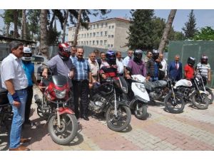 Reyhanlı’da Motosiklet Sürücülerine Kask Dağıtıldı