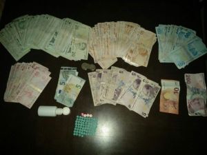 Şüpheli Kadının Çantasından Uyuşturucu Hap Ve Para Çıktı